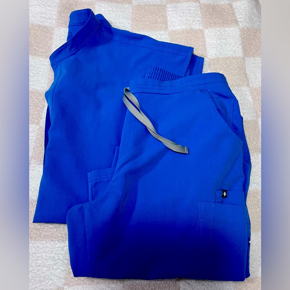 FIGS SCRUB SET
ROYA BLUE 
SIZE LARGE FOR BOTH
RAFAELA TOP
YOLA SKINNY PANTS